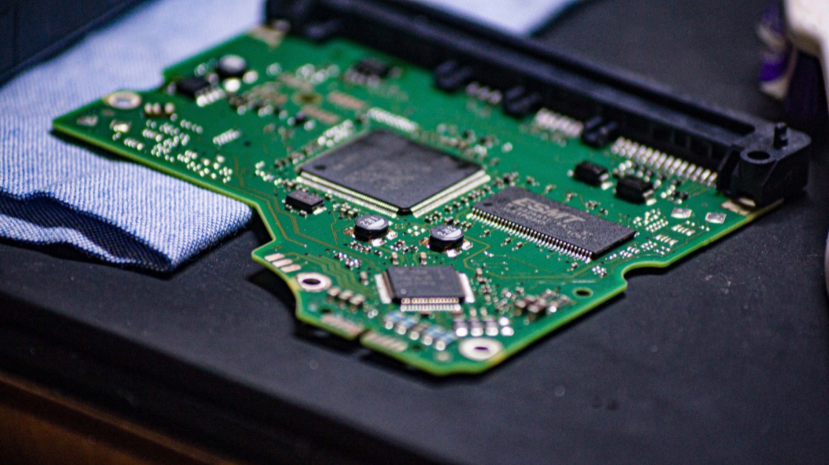 Scheda elettronica verde con microcontrollore e circuiti integrati